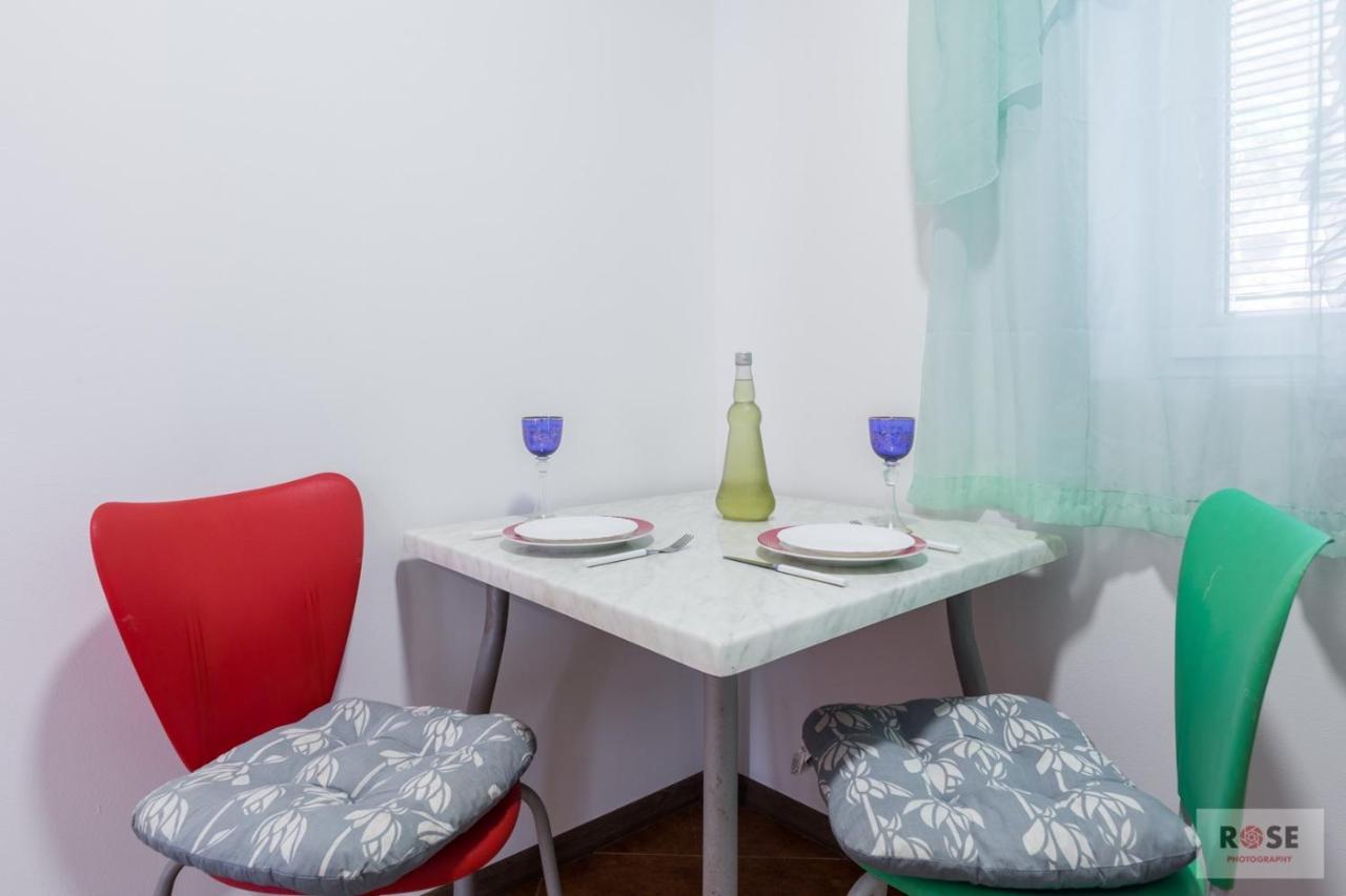 Laureta Apartment *