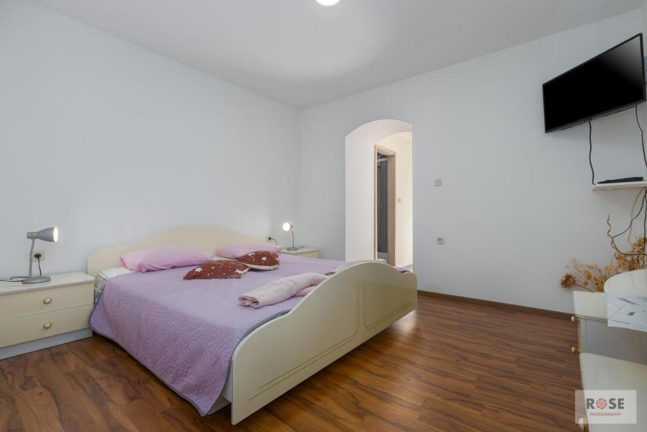 Laureta Apartment *